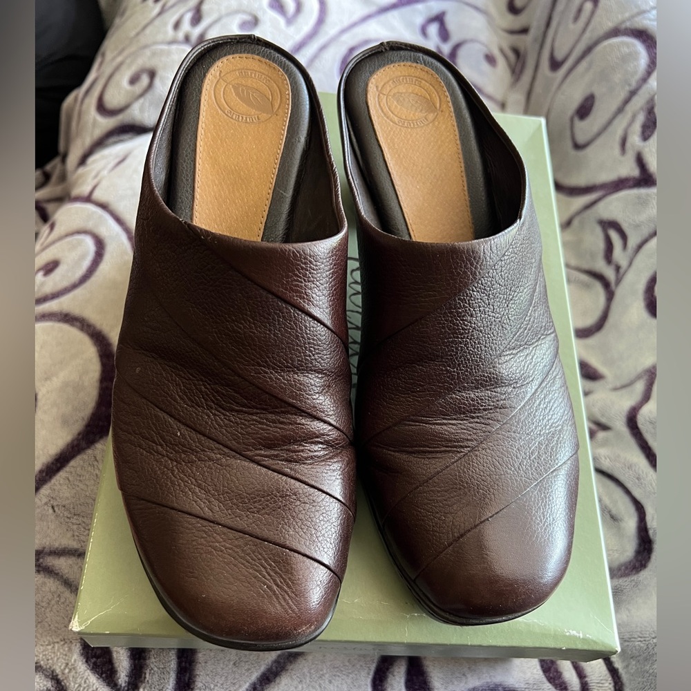 NURTURE Women’s 9.5 Swift Brown Leather Heeled Clogs